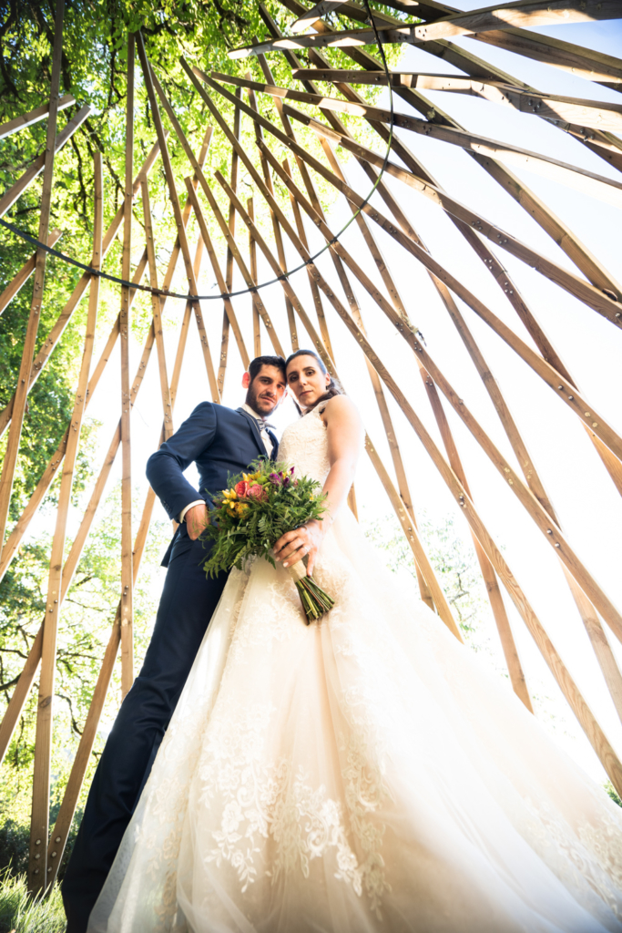 Deux personnes lors d'un mariage